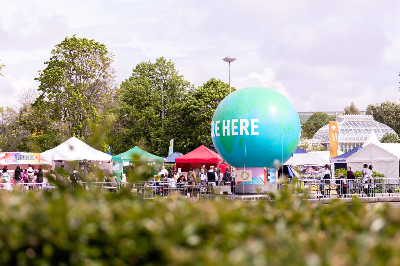 Kuva Maailma kylässä -festivaalista kojuista.