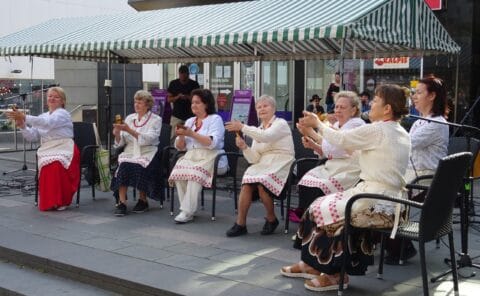 Iloisia kohtaamisia koronavuoden ensimmäisellä Mahdollisuuksien torilla Jyväskylässä