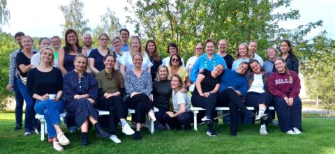 Fingon työntekijöitä ryhmäkuvassa syksyllä 2025 vihreässä maisemassa.