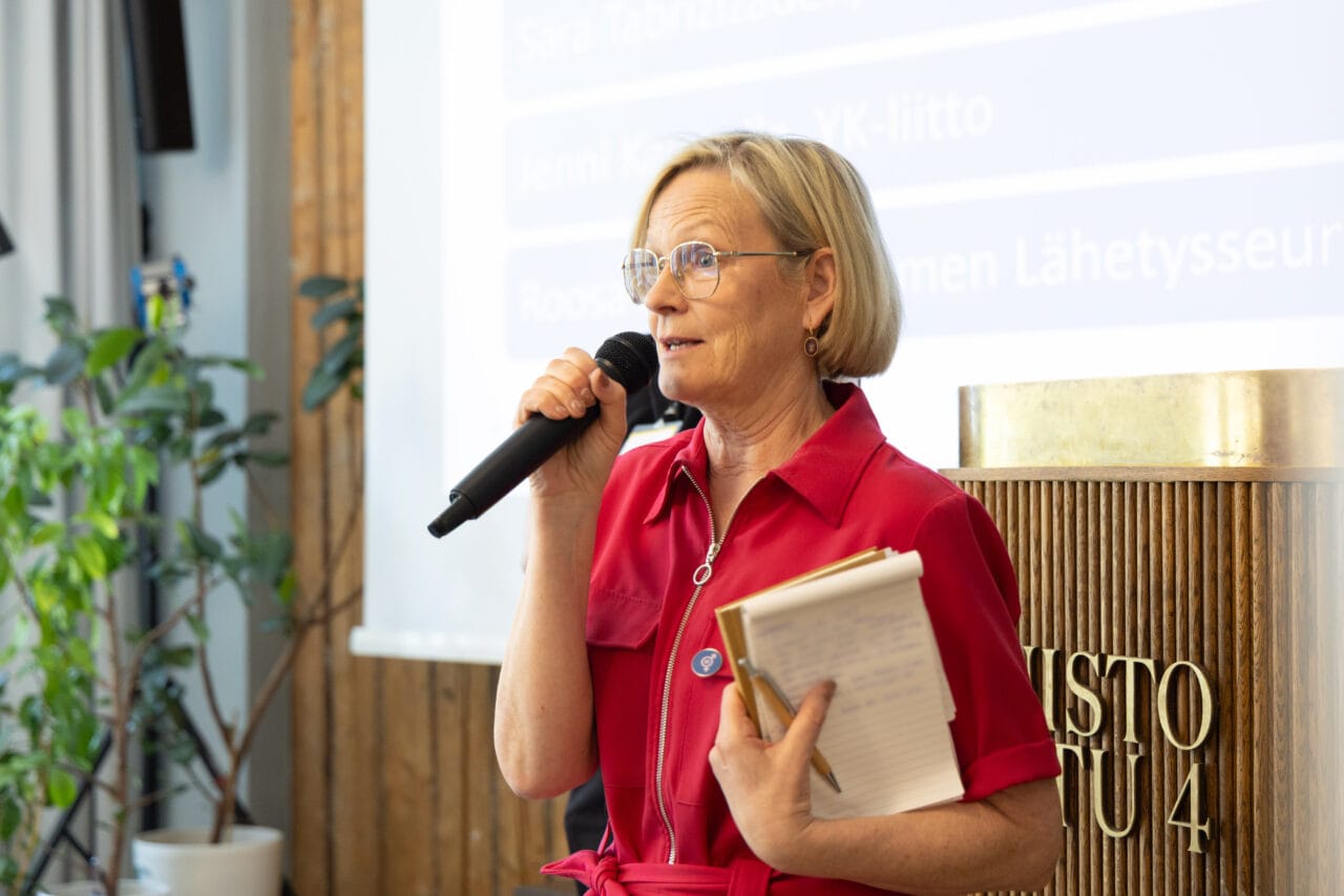 Eva Biaudet puhumassa mikrofoniin.