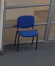 Kuvassa on selkänojallinen toimistotuoli sinisellä verhoilulla.