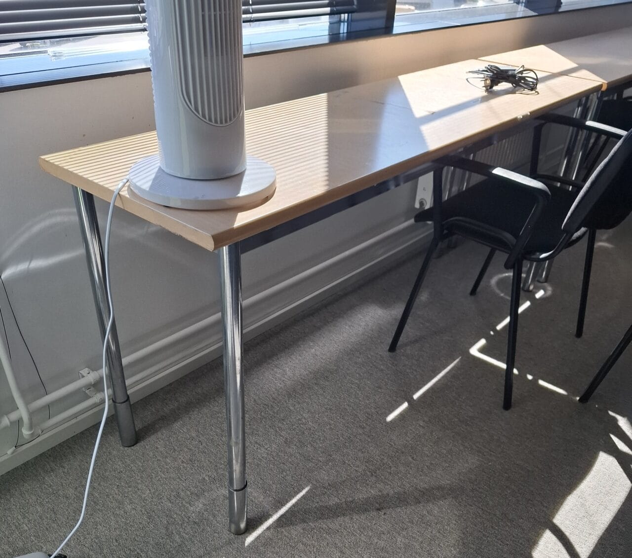 Kuvassa on vaaleanruskea sivupöytä metallisilla jaloilla.
