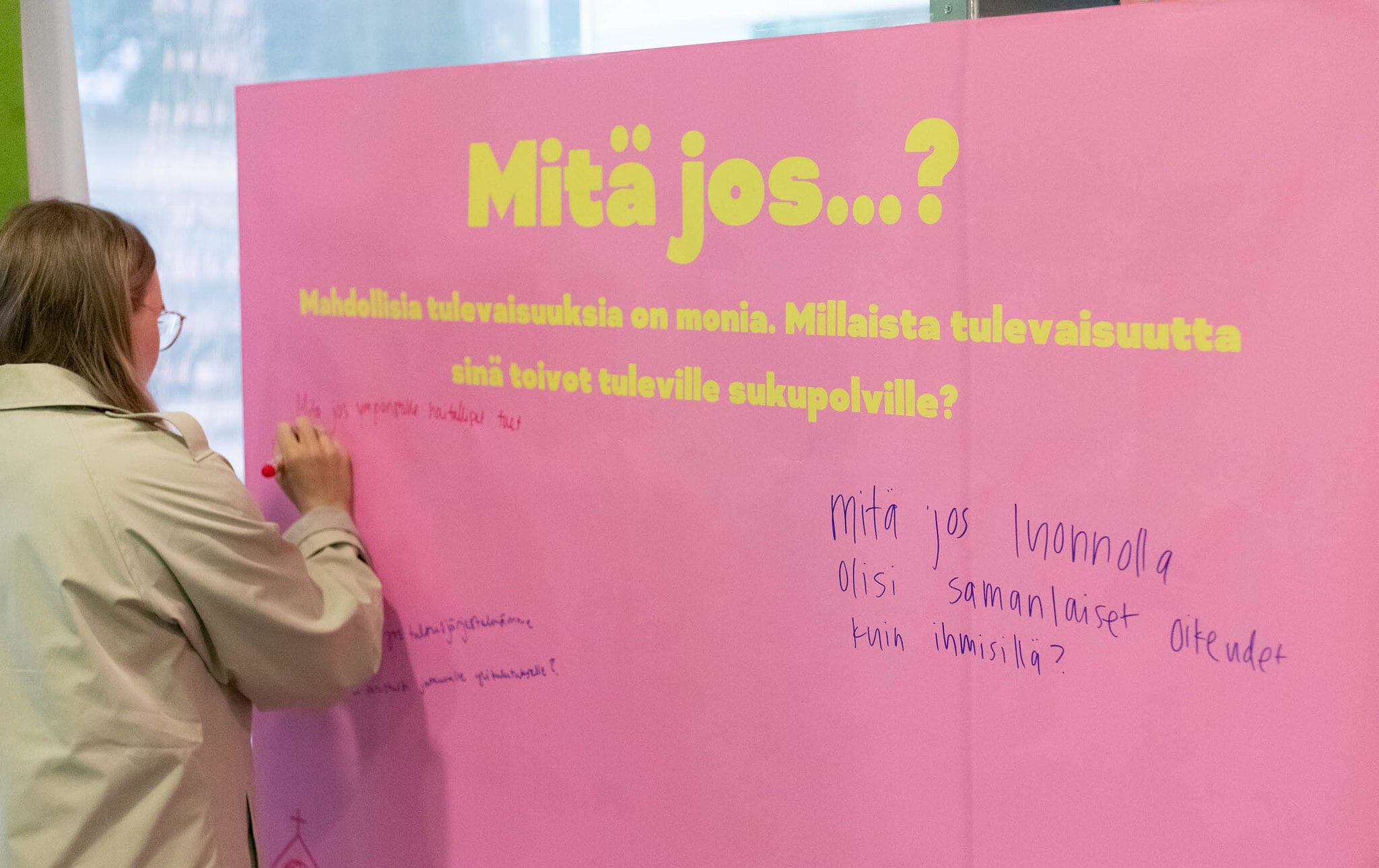 Vaaleanpunainen Mitä jos...? -kirjoitustaulu.