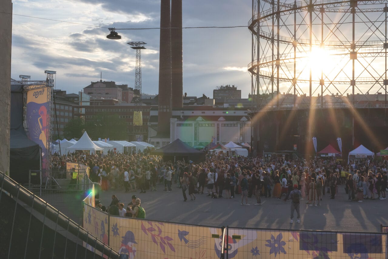Suvilahti auringonlaskussa.